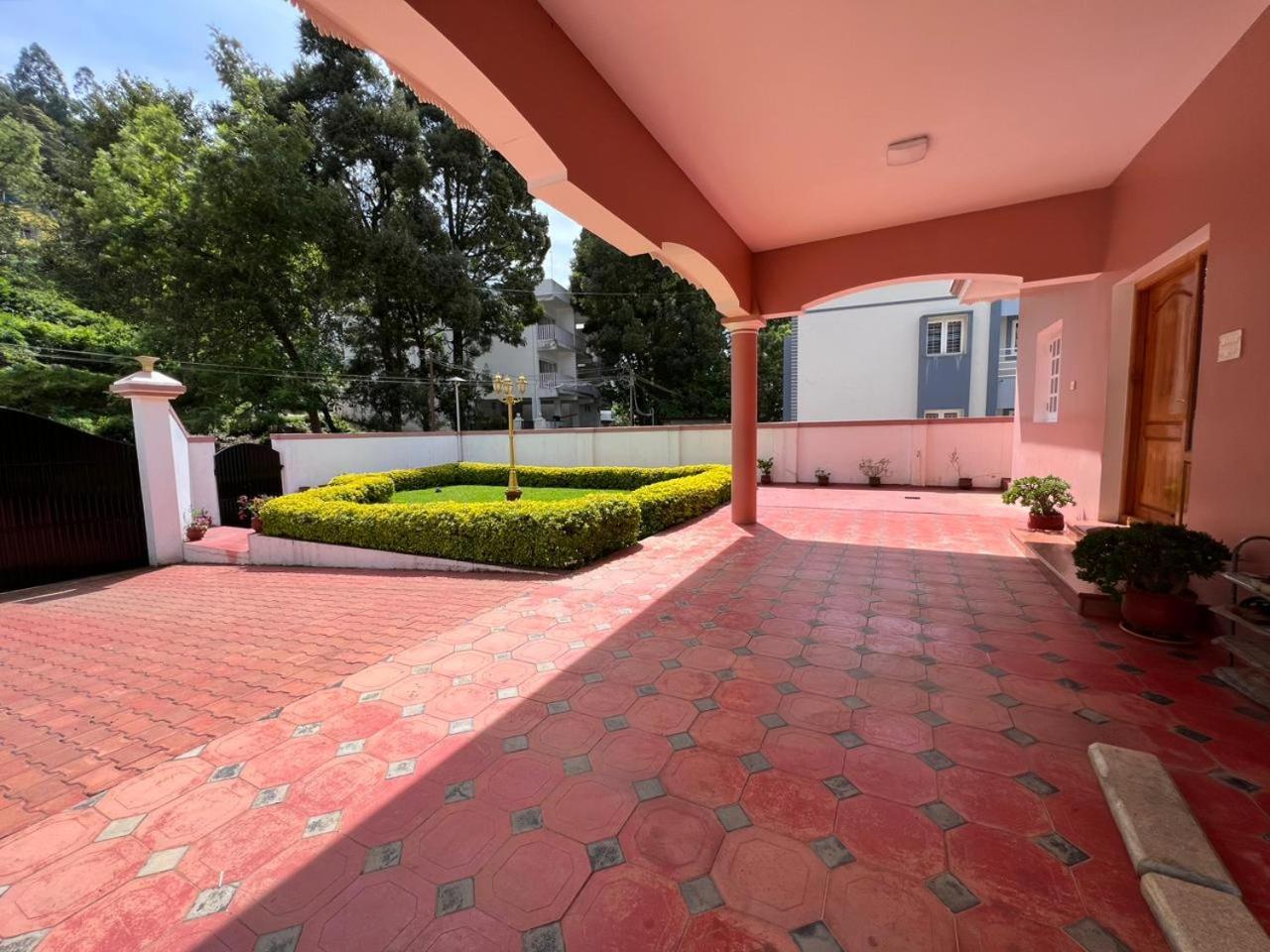 Chill Inn - Families Only Udagamandalam Exterior photo