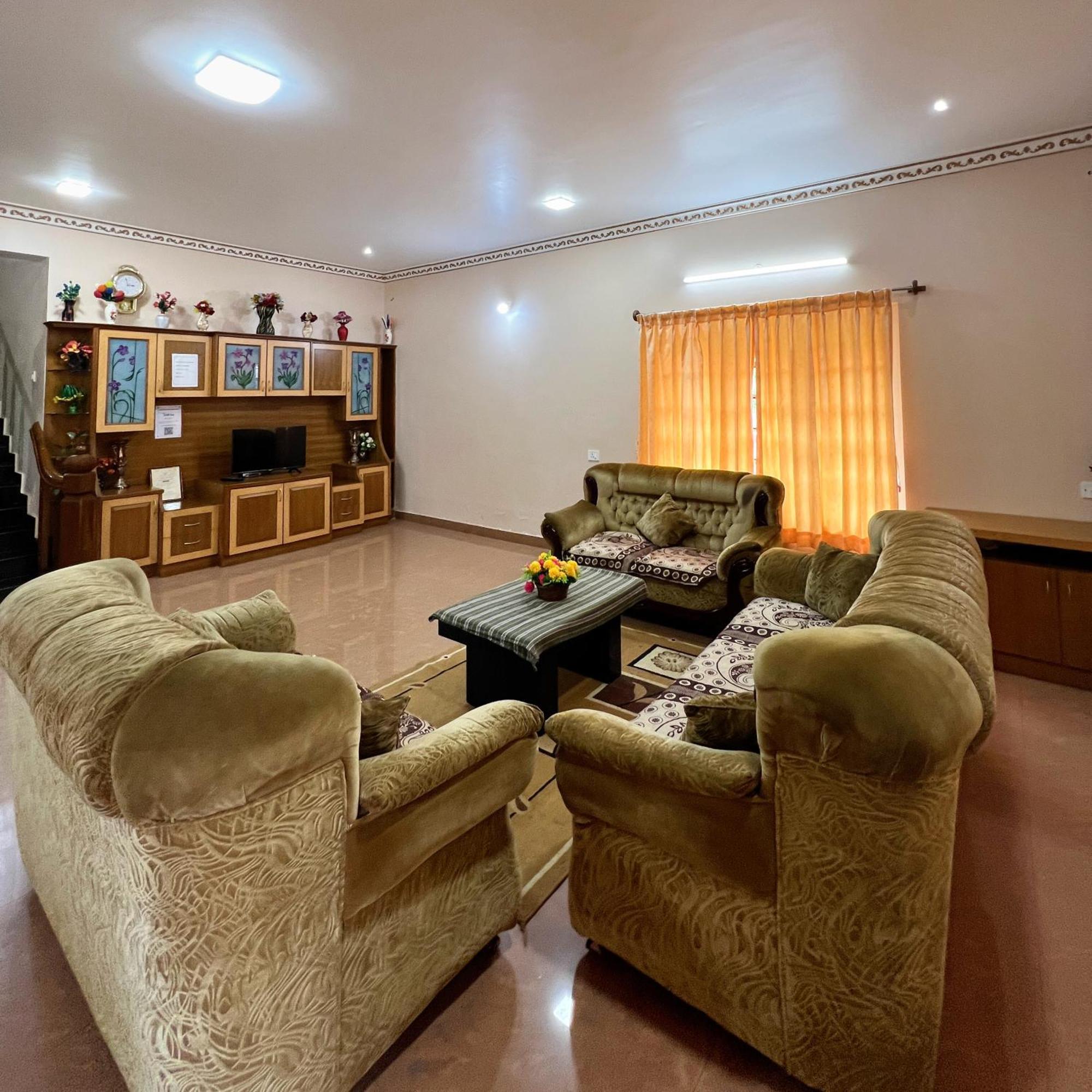 Chill Inn - Families Only Udagamandalam Exterior photo