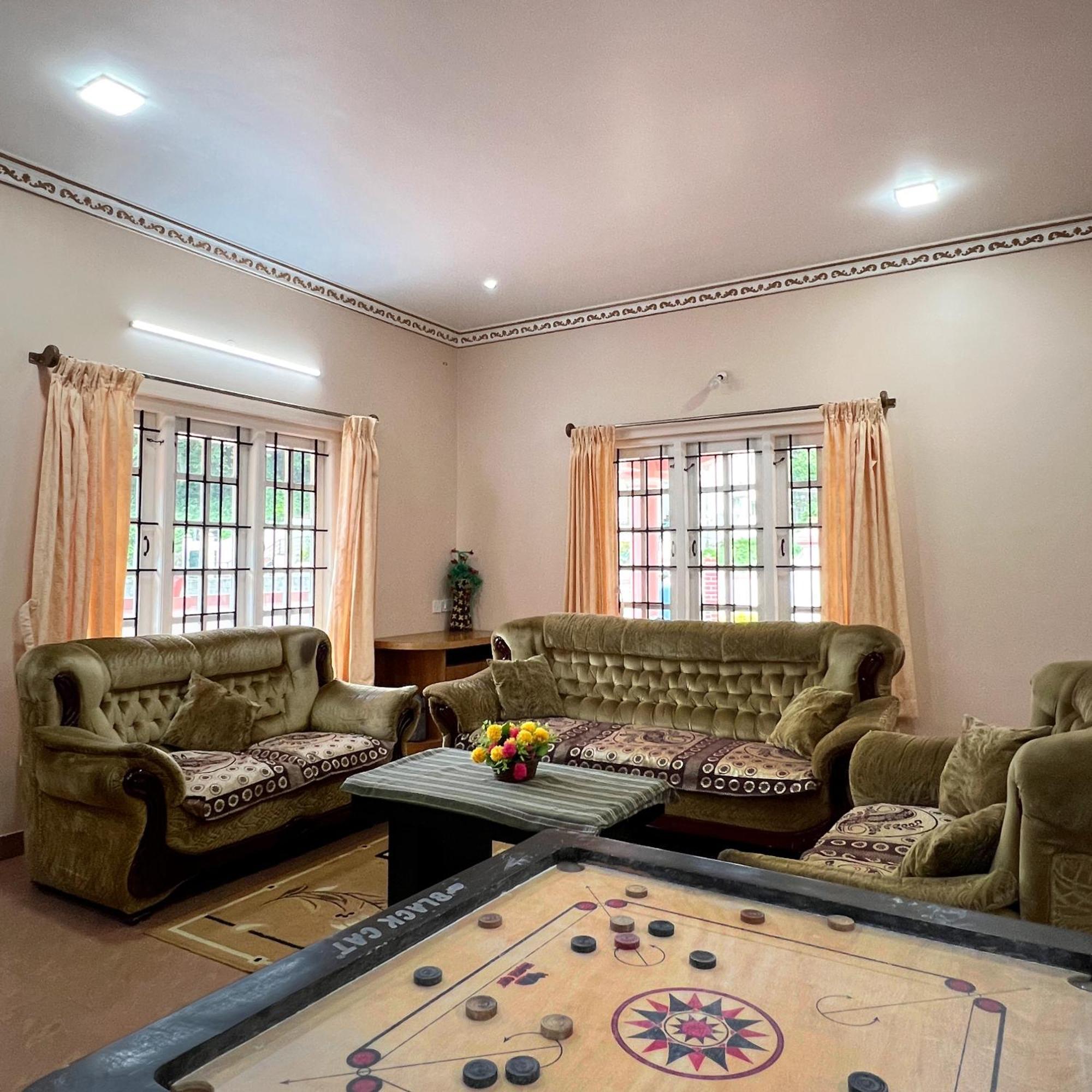 Chill Inn - Families Only Udagamandalam Exterior photo